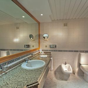 Deluxe Pool View Room